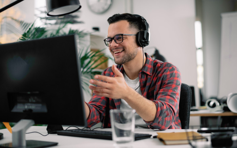 Bild eines Arbeitnehmers, der gerade in einem Videocall ist.